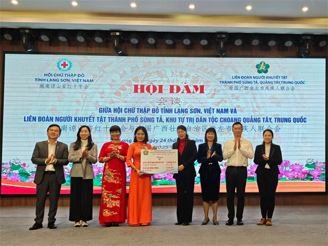 图为辅助器具捐赠仪式